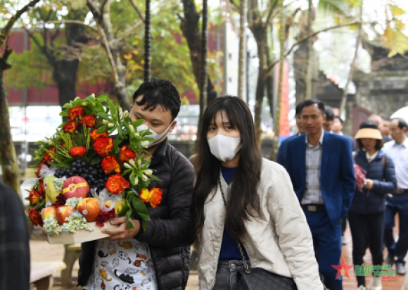 Hàng nghìn du khách kéo về đền Trần Nam Định trước giờ khai ấn Hàng nghìn du khách kéo về đền Trần Nam Định trước giờ khai ấn