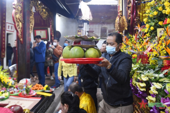 Hàng nghìn du khách kéo về đền Trần Nam Định trước giờ khai ấn Hàng nghìn du khách kéo về đền Trần Nam Định trước giờ khai ấn
